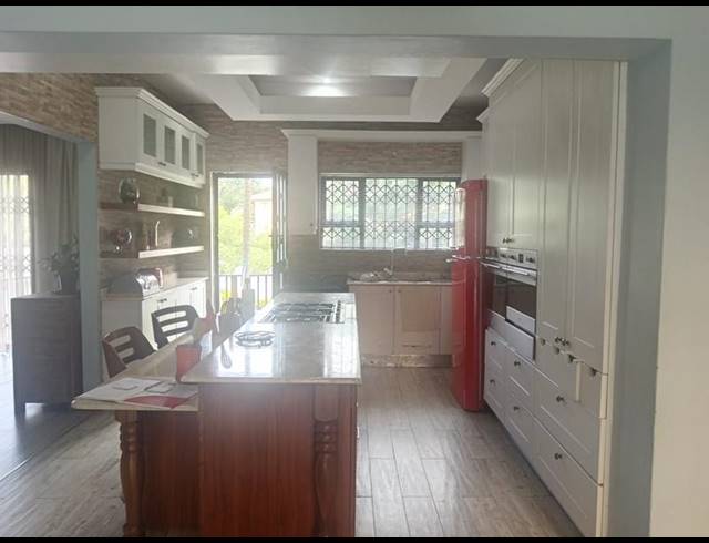 5 BEDROOM HOUSE FOR SALE IN YELLOWWOOD PARK